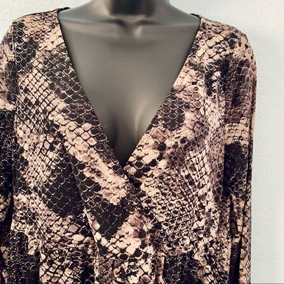 Torrid Snakeskin Print Mesh Surplice Babydoll Top Size 00 - Picture 4 of 10